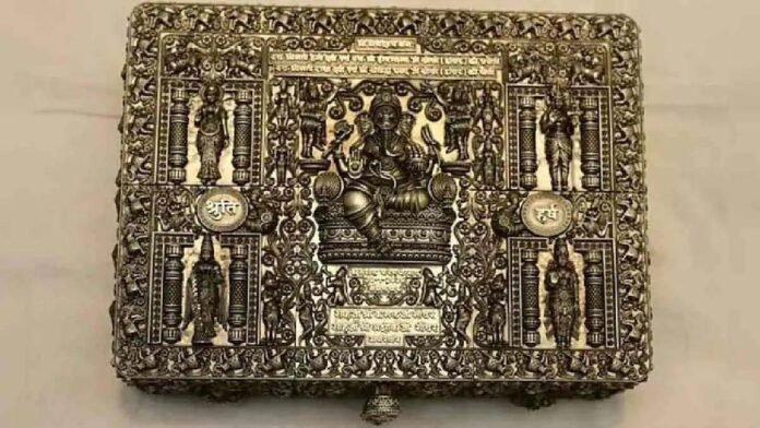 25 लाख कीमत, 65 देवी-देवताओं के चित्र... बेटी की शादी के लिए पिता का नायाब तोहफा, तैयार करवाया चांदी का अनूठा निमंत्रण पत्र