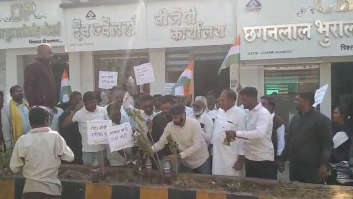 बुरहानपुर में गंदे पानी की सप्लाई को लेकर भाजपा कार्यालय के सामने प्रदर्शन करने वाले कांग्रेसी नेताओं पर एफआईआर