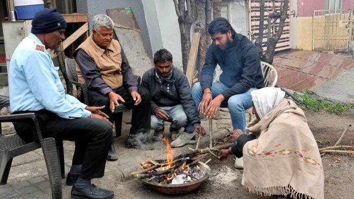 MP Weather Update: बर्फीली हवाएं इंदौर सहित प्रदेशभर में करा रही ठिठुरन का अहसास, सुबह छाया कोहरा