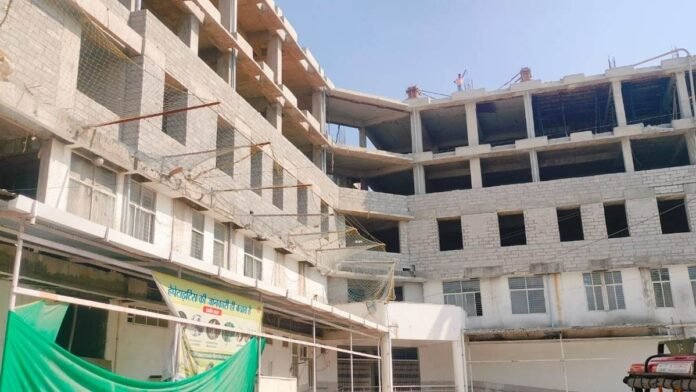 Indore District Hospital: सात साल से अधूरा इंदौर जिला अस्पताल, वहीं एक साल में बन जाता है हाईटेक प्राइवेट हॉस्पिटल