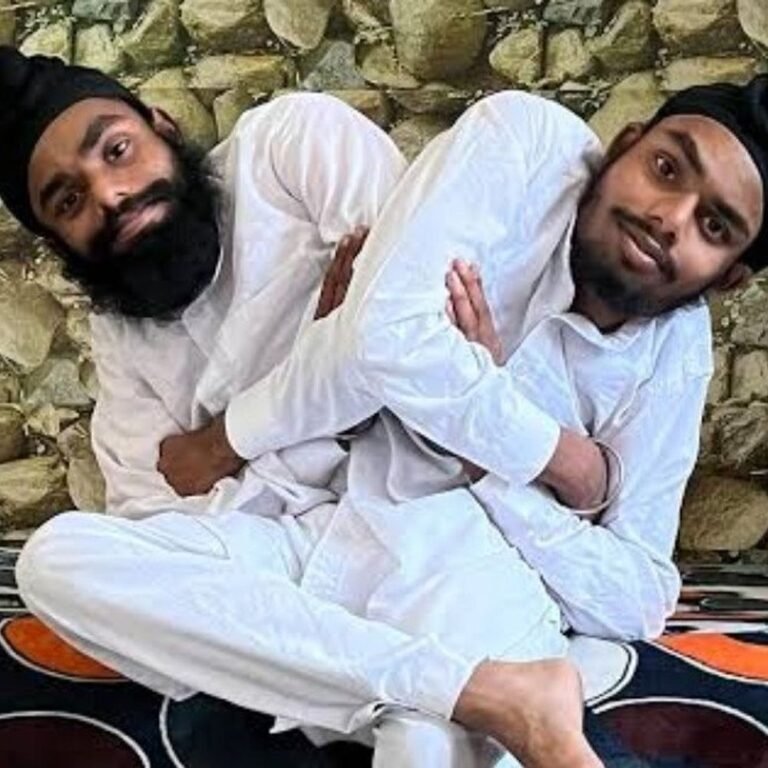 अमृतसर के सोना-मोना दिखेंगे ओटीटी प्लेटफॉर्म:धार्मिक फिल्म निभाएंगे रेस्टोरेंट मालिक का किरदार, जन्म से आपस में जुड़े हैं दोनों भाई