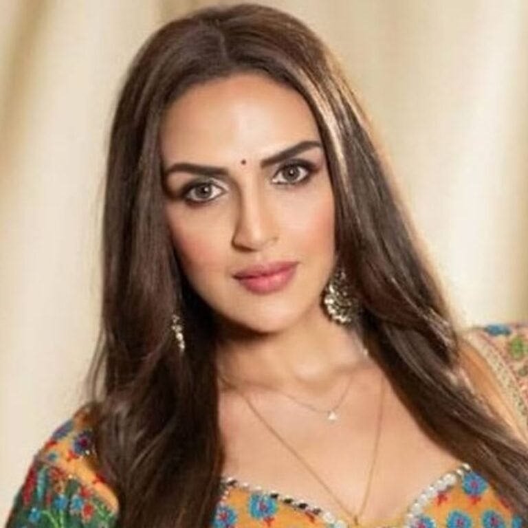 नए साल पर ईशा को आई पिता धर्मेंद्र की याद:’लव यू पापा’ लिख आसमान की ओर इशारा किया, बॉबी देओल ने हार्ट इमोजी से रिएक्ट किया