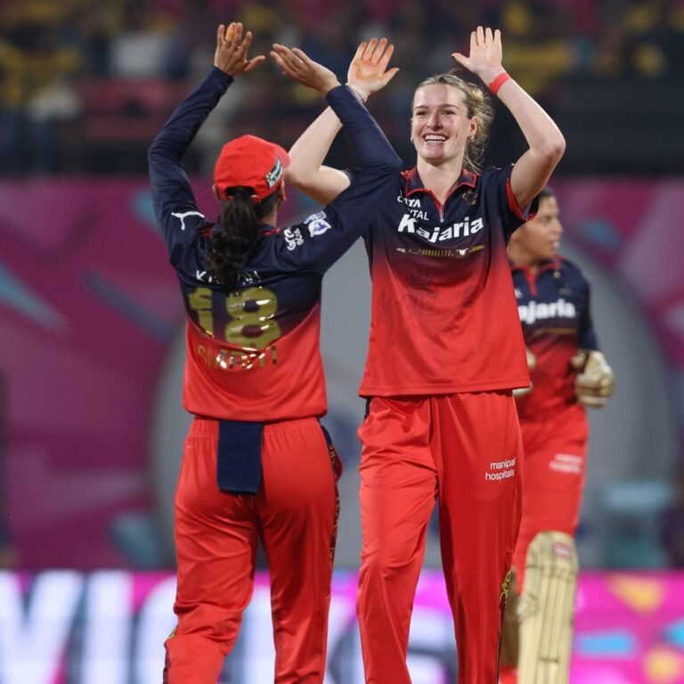 WPL- यूपी ने बेंगलुरु को 144 रन का टारगेट दिया:डॉटिन-दीप्ति में फिफ्टी पार्टनरशिप, श्रेयांका पाटील और डी क्लर्क ने 2-2 विकेट लिए