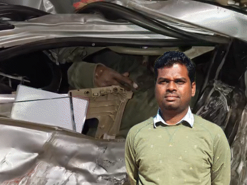 प्लास्टिक की बोतल की तरह चिपकी कार, डॉक्टर की मौत:कोंडागांव में कार और ट्रक की आमने-सामने टक्कर; रायगढ़ से सुकमा जा रहे थे