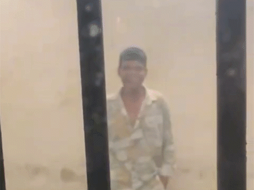 रायपुर सेंट्रल जेल में कैदी की गर्लफ्रेंड ने बनाया VIDEO:कहा- जान का बर्थडे है, मेरे पास नहीं, तकलीफ होती है इसलिए मिलने आई हूं