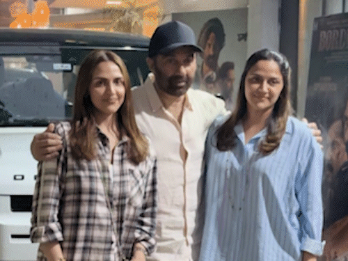 सनी देओल को सपोर्ट करती दिखीं ईशा-अहाना:‘बॉर्डर 2’ की स्पेशल स्क्रीनिंग में तीनों भाई-बहन साथ नजर आए