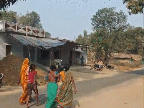 विधवा को अर्धनग्न कर गांव में घुमाया, जूते-चप्पल से पीटा..VIDEO:मुंह पर पोता गोबर, शादीशुदा बॉयफ्रेंड के साथ भागी थी, आरोपी बोले-घर उजाड़ने की सजा
