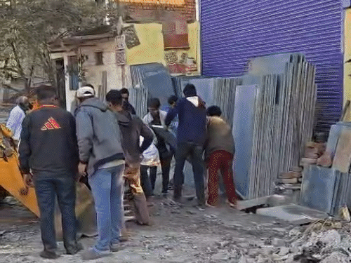 सुपेला संडे मार्केट में चला निगम का बुलडोजर:ट्रैफिक व्यवस्था दुरुस्त करने हटाया अतिक्रमण; रात में फ्लैग मार्च निकालकर दुकानदारों को किया था सचेत