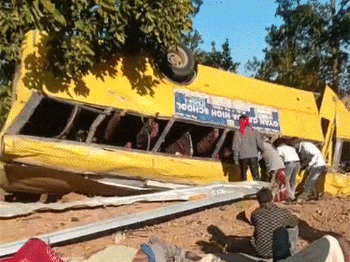 छत्तीसगढ़-झारखंड बॉर्डर पर पलटी स्कूल बस…9 की मौत:इनमें 5 महिलाएं और 4 पुरुष, 78 घायल, ब्रेक फेल था, सड़क पर बिखरी रहीं लाशें