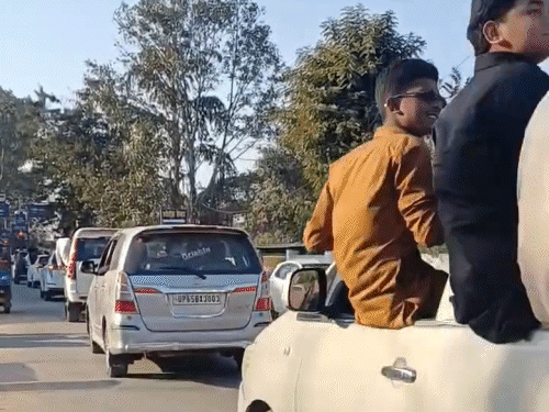 भूपेश के स्वागत में 15 कारों में युवाओं का स्टंट,VIDEO:विंडो से लटककर सेल्फी ली, रील बनाई, अंबिकापुर में हुड़दंग मचाते रहे