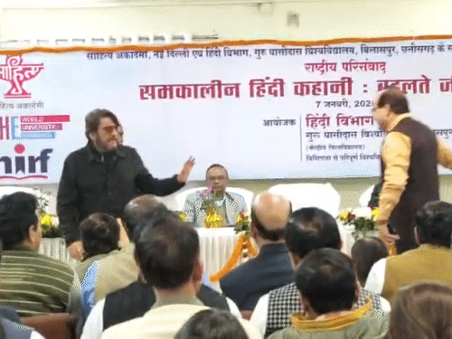 सेंट्रल यूनिवर्सिटी के VC ने अतिथि को बाहर किया, VIDEO:साहित्य कार्यक्रम में कुलपति खुद की कहानी सुनाने लगे; अतिथि बोर होने लगे तो भगाया