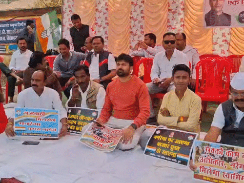 धान खरीदी की तारीख बढ़ाने-मनरेगा को लेकर कांग्रसियों का धरना:रायपुर के चारों विधानसभा में चक्काजाम; बिलासपुर-जगदलपुर हाईवे में भी प्रदर्शन