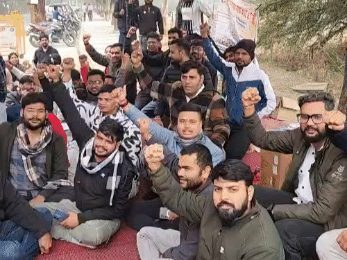 इंदौर में MPPSC के खिलाफ आंदोलन:इंटरव्यू अंकों में कटौती की मांग, 13 महीने बाद फिर शुरू हुआ धरना प्रदर्शन