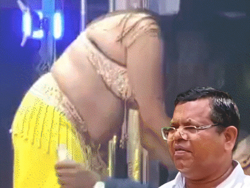 अश्लील डांस…डांसर्स पर पैसे उड़ाने, VIDEO बनाने वाले SDM सस्पेंड:गरियाबंद में डांसर्स ने दिखाए थे प्राइवेट पार्ट्स, कमिश्नर बोले- अश्लीलता को बढ़ावा दिया