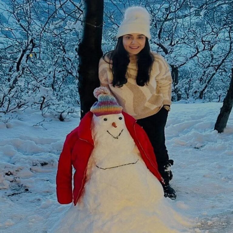 प्रीति जिंटा ने ‘स्नो-गर्ल’ बनाकर ताजा कीं शिमला की यादें:सोशल मीडिया पर भावुक पोस्ट, लिखा- समय तेजी से निकल रहा