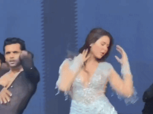 एक्ट्रेस सोनम बाजवा न्यू ईयर परफॉर्मेंस से विवादों में फंसी:शॉर्ट कॉस्टयूम और डांस मूव्स पर पंजाबियों को एतराज; बोले- पंजाब का जुलूस निकाला