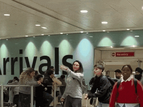 पंजाब की लेडी मूसेवाला पहुंची UK:चाइनीज रेस्टोरेंट में चॉप स्टिक से नहीं खा पाई परम, देट गर्ल से वायरल हुईं; VIDEO शेयर किया