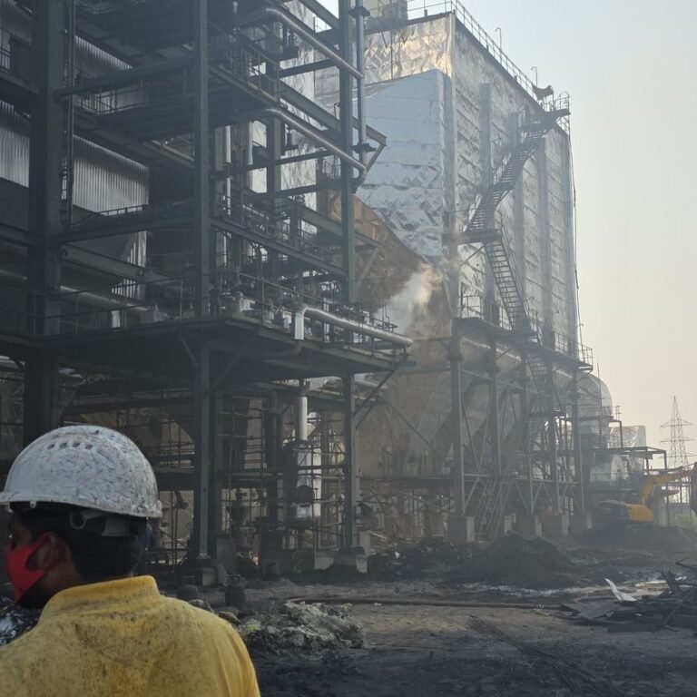 बलौदाबाजार स्पंज कंपनी में ब्लास्ट, 6 की मौत 4 घायल:मृतकों की संख्या बढ़ने की आशंका, मलबे में फंसे कई मजदूर; बचाव कार्य जारी