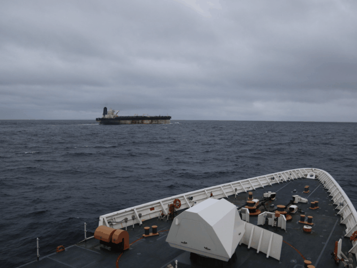 रूस के दबाव के बाद अमेरिका ने 2 नागरिक छोड़े:3 भारतीय क्रू मेंबर अभी भी कैद में, 2 दिन पहले रूसी टैंकर पकड़ा था