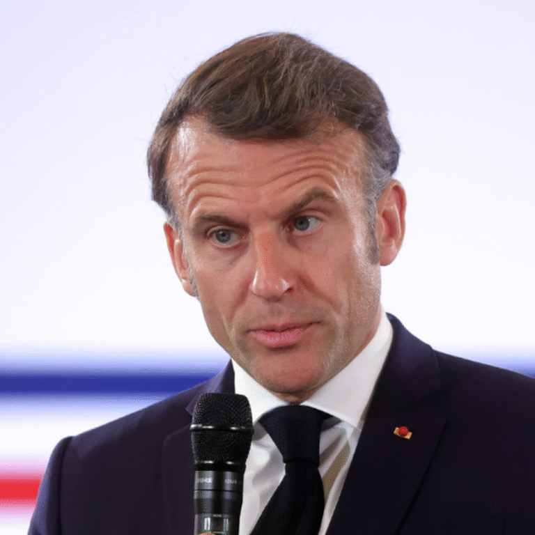 फ्रांसीसी राष्ट्रपति मैक्रों बोले- हमारे बच्चों का दिमाग बिकाऊ नहीं:सोशल मीडिया इस्तेमाल करने पर जल्द बैन लगाएंगे, हाई स्कूल में मोबाइल पर भी रोक