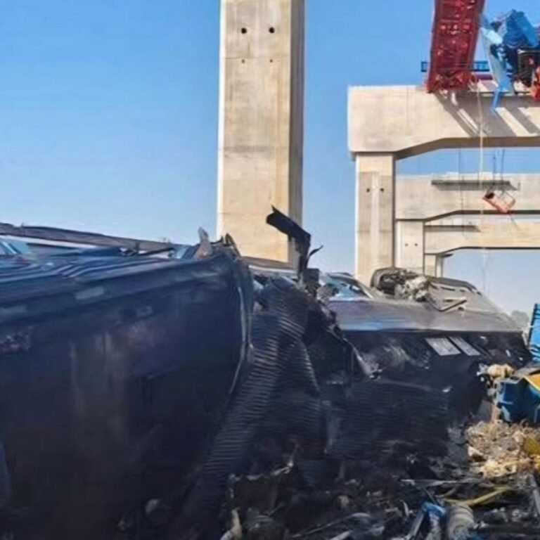 थाईलैंड में ट्रेन पटरी से उतरी, 22 लोगों की मौत:40 घायल; तेज रफ्तार से चल रही पैसेंजर ट्रेन पर क्रेन गिरने से हादसा हुआ