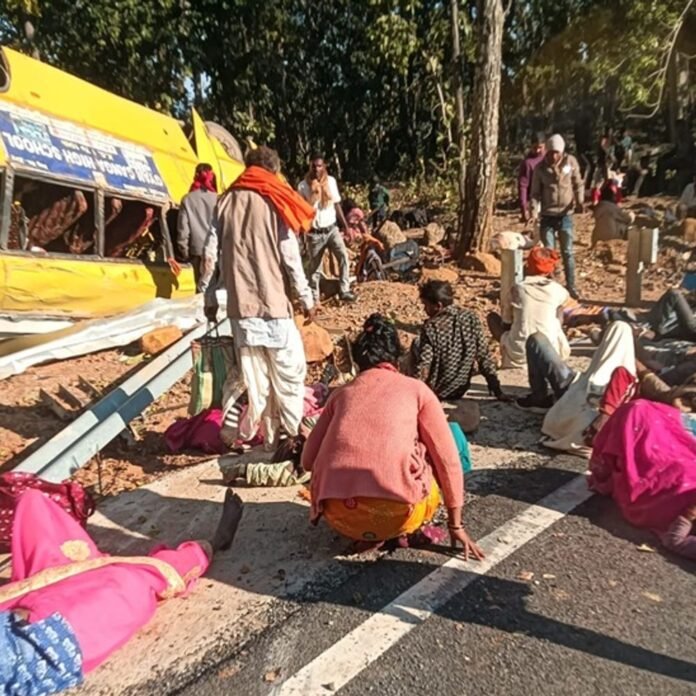 छत्तीसगढ़-झारखंड सीमा के ओरसा घाटी में पलटी बस, पांच मौतें:झारखंड के लोध फाल जा रहे ग्रामीण हादसे का शिकार, दर्जनभर से अधिक घायल गंभीर