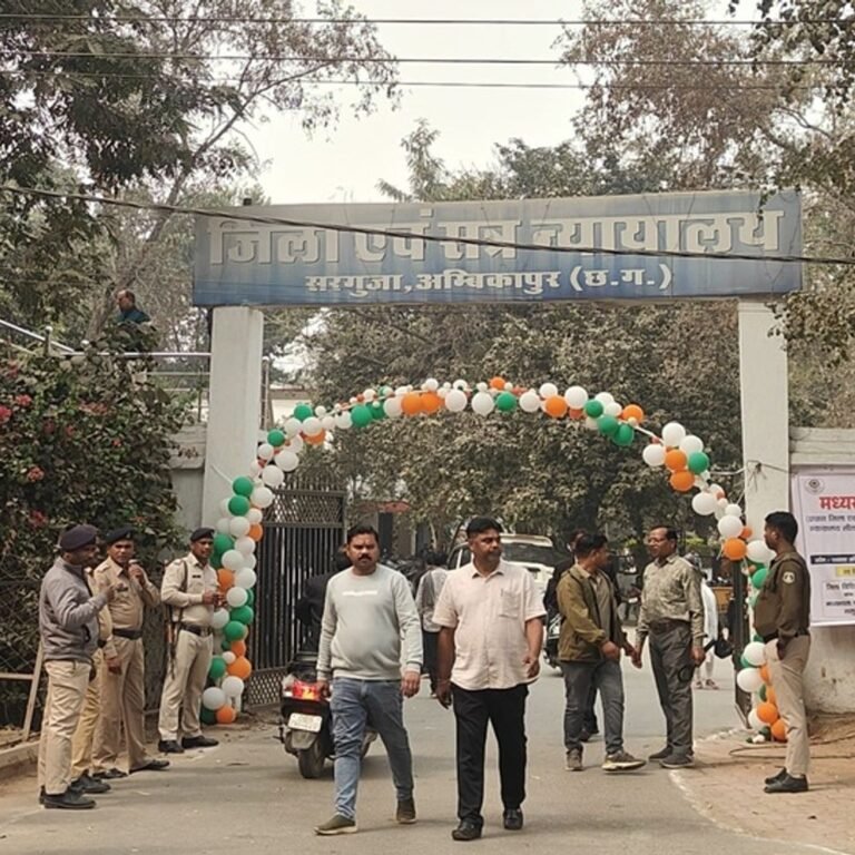 सरगुजा-जगदलपुर जिला कोर्ट को बम से उड़ाने की धमकी:राजनांदगांव जज को भी आया ई-मेल, पुलिस चप्पे-चप्पे की ले रही तलाशी, मेटल डिटेक्टर से जांच