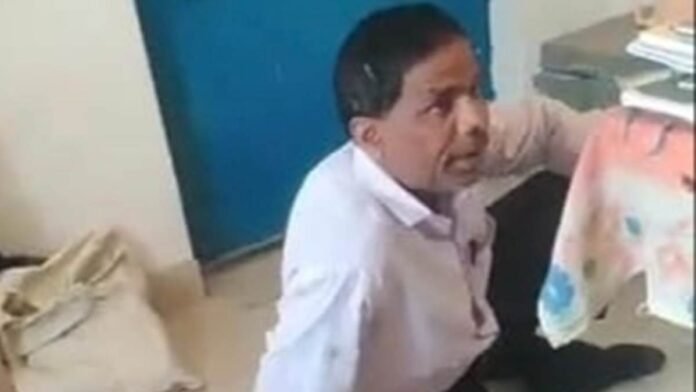 नशे में स्कूल पहुंचा हेडमास्टर, कक्षा में खुद पढ़ते रहे बच्चे, छत्तीसगढ़ का मामला