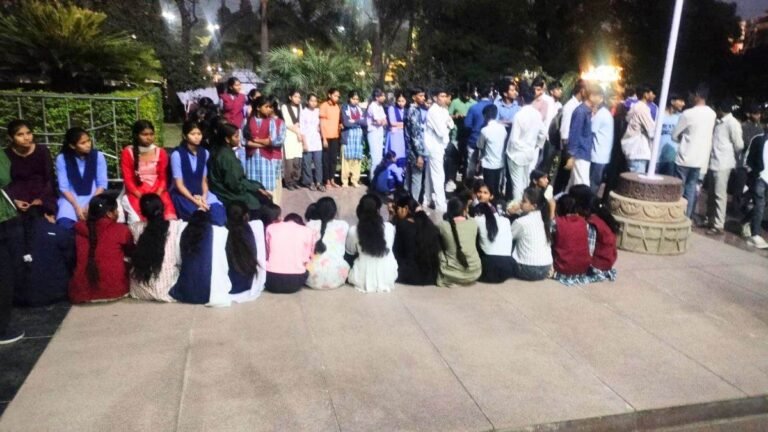 शिक्षक ठीक से नहीं पढ़ा रहे… इंदौर में आकांक्षा योजना के छात्र पैदल ही कलेक्टर के पास शिकायत लेकर पहुंचे