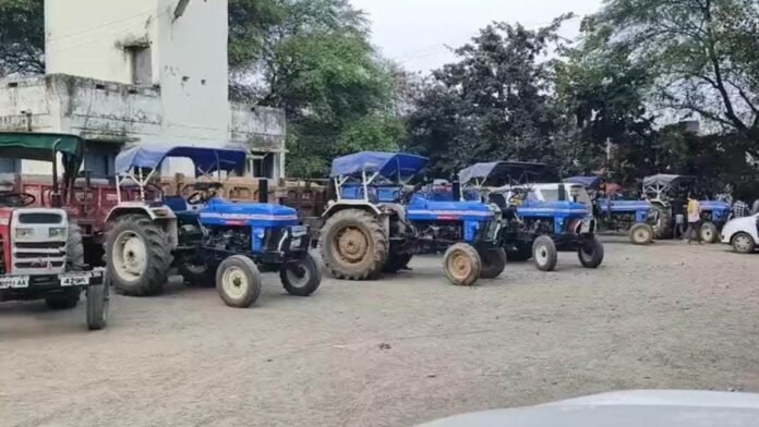 मंडला में बिना नंबर प्लेट के ट्रैक्टरों और तेज हॉर्न लगाने वालों पर पुलिस कर रही कार्रवाई