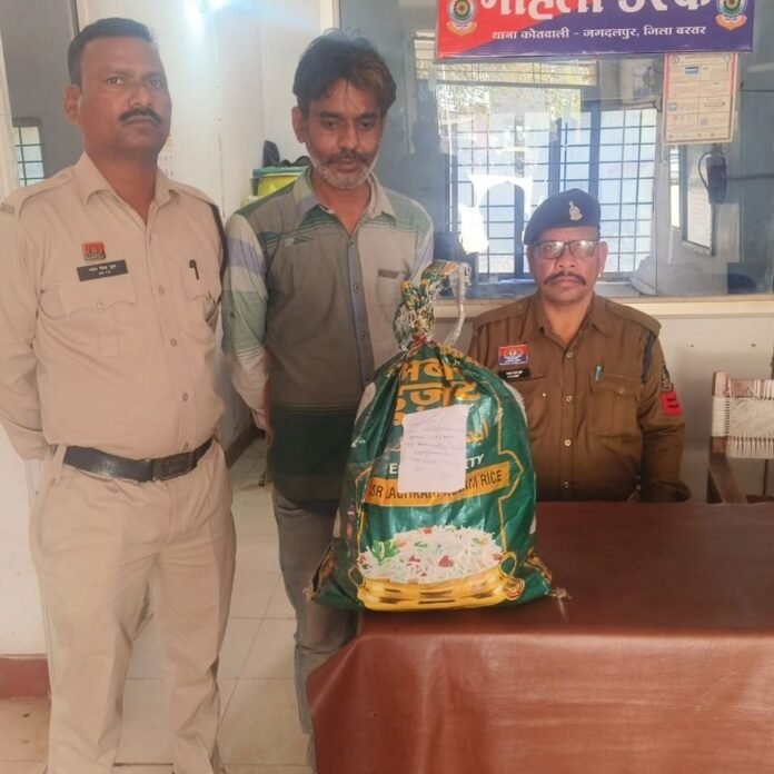 गांजा की तस्करी करते युवक गिरफ्तार:प्लास्टिक की बोरी में लेकर खड़ा था गांजा, मुखबिर की सूचना पर पहुंची पुलिस ने पकड़ा