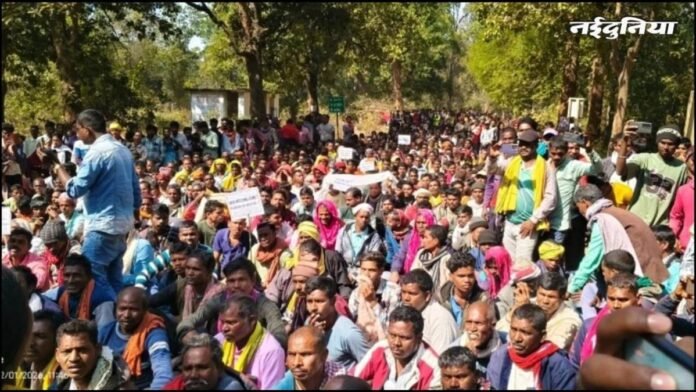 धमतरी में दफनाए गए शव को लेकर ग्रामीणों का भारी प्रदर्शन, गुहाननाला गांव में तीन घंटे तक चला तनाव