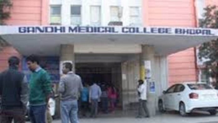 भोपाल के गांधी मेडिकल कॉलेज में आधी रात हाई वोल्टेज ड्रामा, पुलिस ने रोशनी की साथी से की पूछताछ, भड़के मेडिकल स्टूडेंट्स