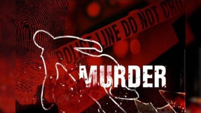 सिरफिरे बेटे ने फावड़े से काटकर की पिता की हत्या, कमरे में फैले मांस के टुकड़े, हत्या के बाद मोहल्ले में मचाने लगा आतंक