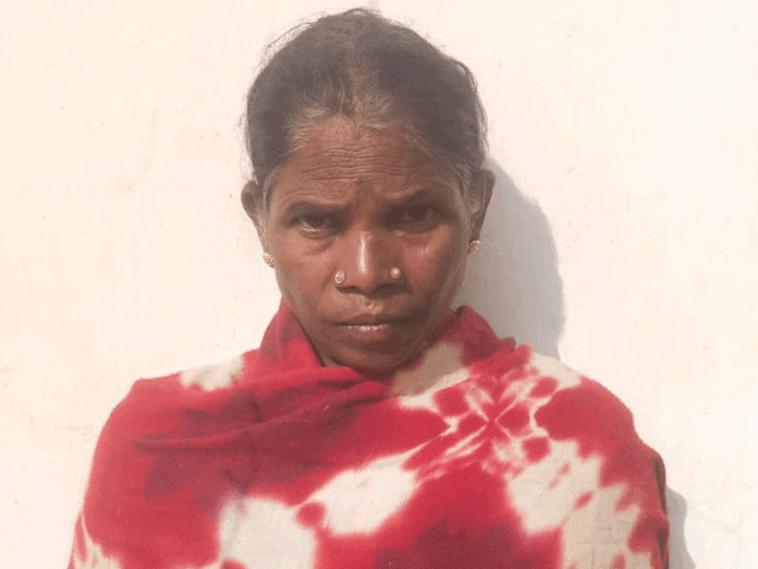 महिला के प्राइवेट पार्ट में डाली मिर्ची पाउडर:सीने पर चढ़कर डंडों और लात-घूंसों से पीटा,चरित्र पर लांछन लगाने के विवाद में हत्या;2 महिला अरेस्ट