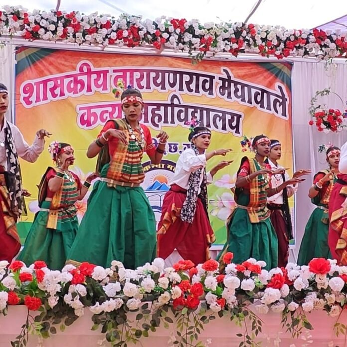 कन्या महाविद्यालय में वार्षिक स्नेह सम्मेलन:प्रतिभावान छात्राओं का सम्मान; भूत-पिशाच सहित विविध वेशभूषा में प्रस्तुतियां