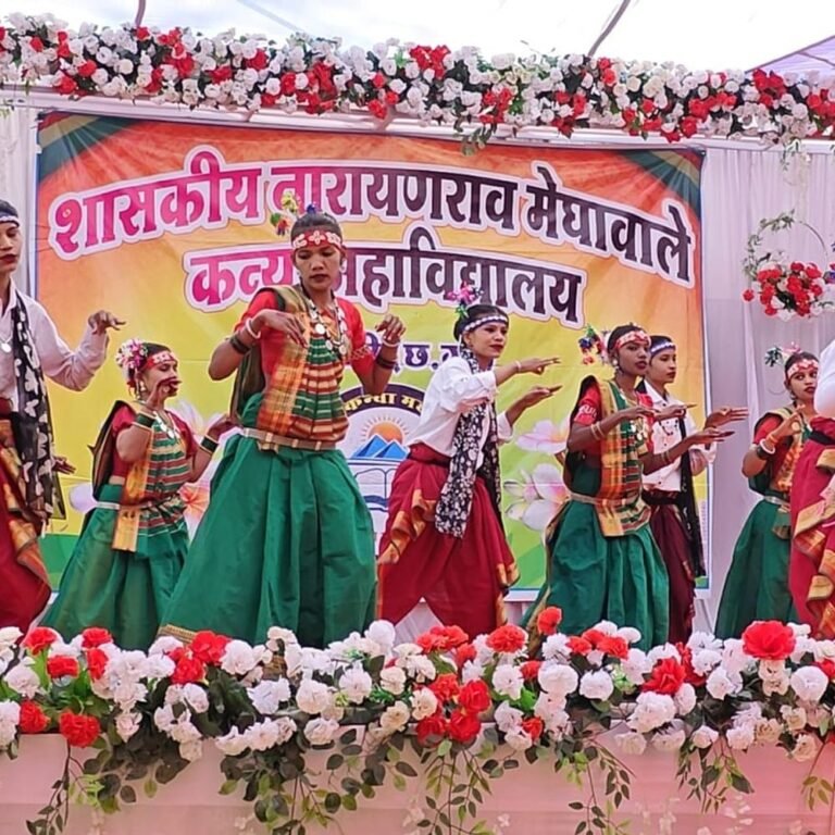 कन्या महाविद्यालय में वार्षिक स्नेह सम्मेलन:प्रतिभावान छात्राओं का सम्मान; भूत-पिशाच सहित विविध वेशभूषा में प्रस्तुतियां