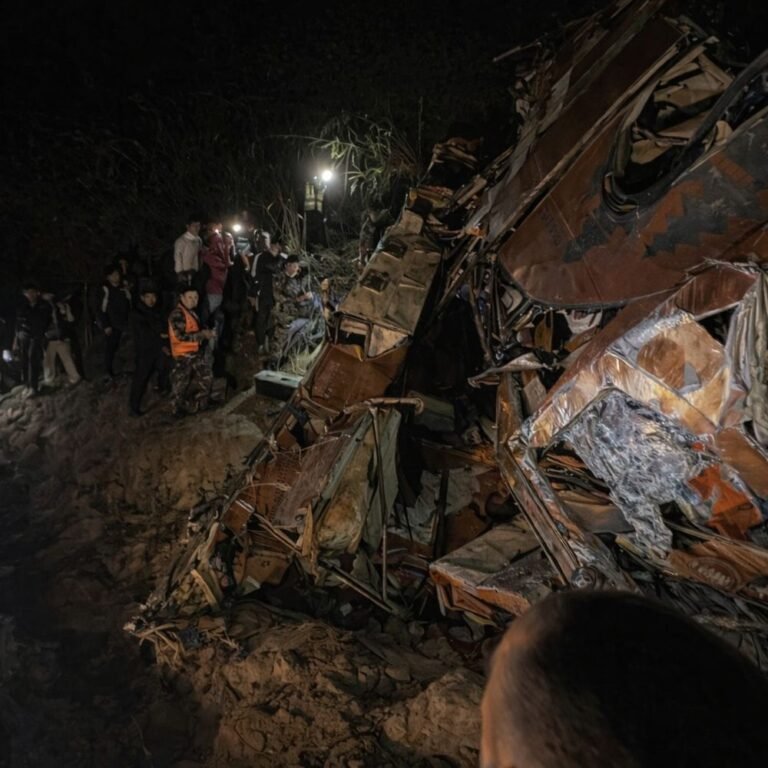 नेपाल में बस हाईवे से नदी में गिरी:18 की मौत, 25 घायल, मरने वालों में 2 विदेशी नागरिक; कंट्रोल खोने से हुआ हादसा