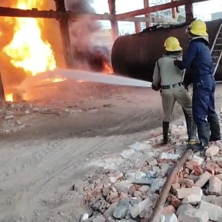 भिलाई की बंद गणपति इंडस्ट्री में लगी आग:ऑयल ड्रमों में भड़की लपटें, चिंगारी से लगी आग, दमकल ने काबू पाया, कोई जनहानि नहीं