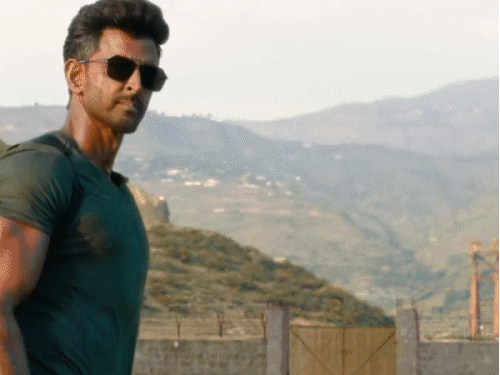 बॉलीवुड अभिनेता ऋतिक रोशन को नोटिस:भ्रामक विज्ञापन करने का आरोप; कंज्यूमर कोर्ट ने कोल्ड ड्रिंक कंपनी से भी मांगा जवाब