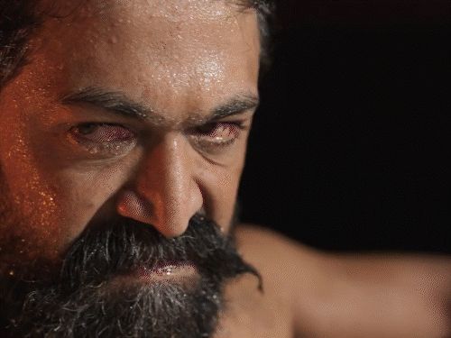 यश की ‘टॉक्सिक’ का टीजर रिलीज:हिंसक सीन ज्यादा, कहानी साफ नहीं; ‘धुरंधर 2’ से होगा क्लैश, जिसके पहले पार्ट ने ₹1300 करोड़ कमाए थे