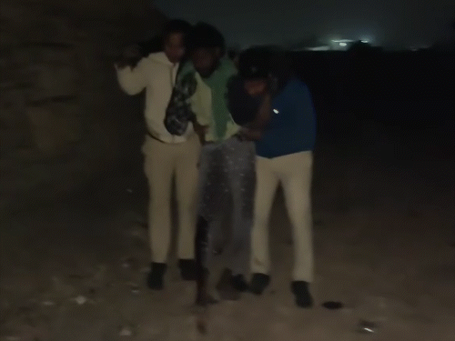 डकैती-गिरोह के मास्टरमाइंड का शॉर्ट-एनकाउंटर,VIDEO:पैर में लगी गोली, दादा-दादा कहते दर्द में रोते दिखा, जांजगीर में लूटपाट कर लोगों से की थी मारपीट