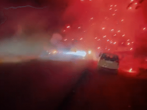 हाईवे जाम कर कार की बोनट पर केक काटा...VIDEO:युवकों ने किया बर्थडे सेलिब्रेशन, जमकर आतिशबाजी भी की, एम्बुलेंस समेत कई गाड़ियां फंसी रही