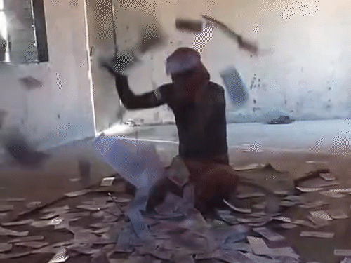 तांत्रिक ने अनुष्ठान कर पैसों की बारिश दिखाई,VIDEO:बोला- 2.50 लाख को 2.50 करोड़ बना दूंगा, कैश लेकर भागा, पीड़ितों ने पकड़कर पीटा