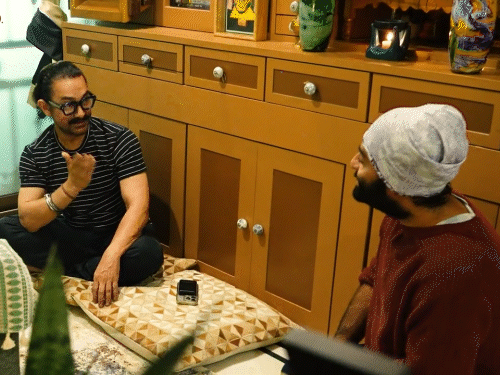 अरिजीत सिंह के होमटाउन मुर्शिदाबाद पहुंचे आमिर खान:‘एक दिन’ के पहले गाने के लिए रिलीज हुआ स्पेशल वीडियो, चार दिन रुके सिंगर के साथ