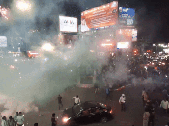 टी-20 वर्ल्डकप में भारत की जीत, रायपुर में जश्न:जयस्तंभ चौक में होली से पहले लोगों ने उड़ाए गुलाल, जमकर आतिशबाजी भी