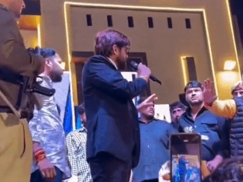 हरियाणवी सिंगर मासूम शर्मा ने सरपंच को धमकाया, VIDEO:मंच से उतारकर बोले- MLA-मंत्री तक को कुछ नहीं समझता, भीड़ से भी धक्का-मुक्की की