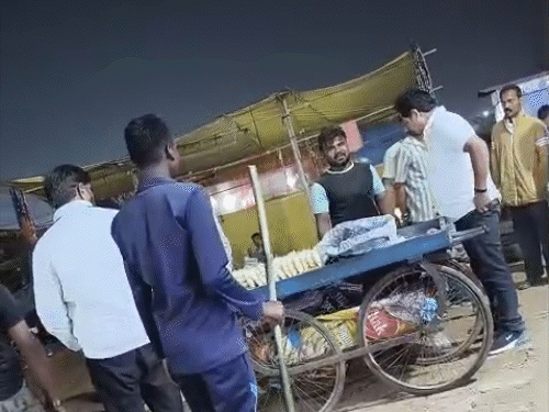 जमीन कारोबारी बोला-ये पठान है, थूककर बेचते हैं, VIDEO:राजिम कुंभ में दुकानदार से की गाली-गलौज; गाड़ी में भाजपा नेता का नेमप्लेट लगाया था, अरेस्ट