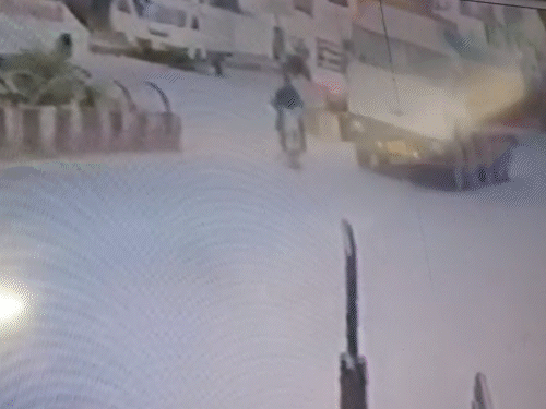 ट्रक से कारोबारी को कुचलने का LIVE VIDEO:रोड-क्रॉस करते वक्त टक्कर मारी, सिर के ऊपर से गुजरा पहिया, घर से 30 मीटर दूर हादसा