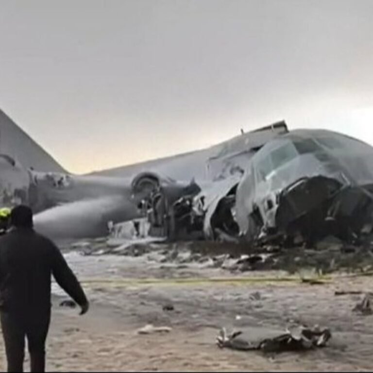 बोलिविया में करेंसी से भरा प्लेन क्रैश, 15 की मौत:30 घायल, खराब मौसम के कारण रनवे से फिसला; हाईवे पर बिखरे नोट उठाने जुटे लोग
